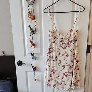 Cream-colored Dress With Roses